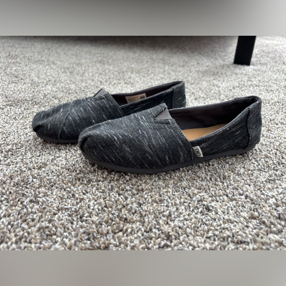 Women’s Toms size 7